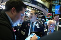 Giới đầu tư chậm lại quan sát tình hình tại Trung Đông